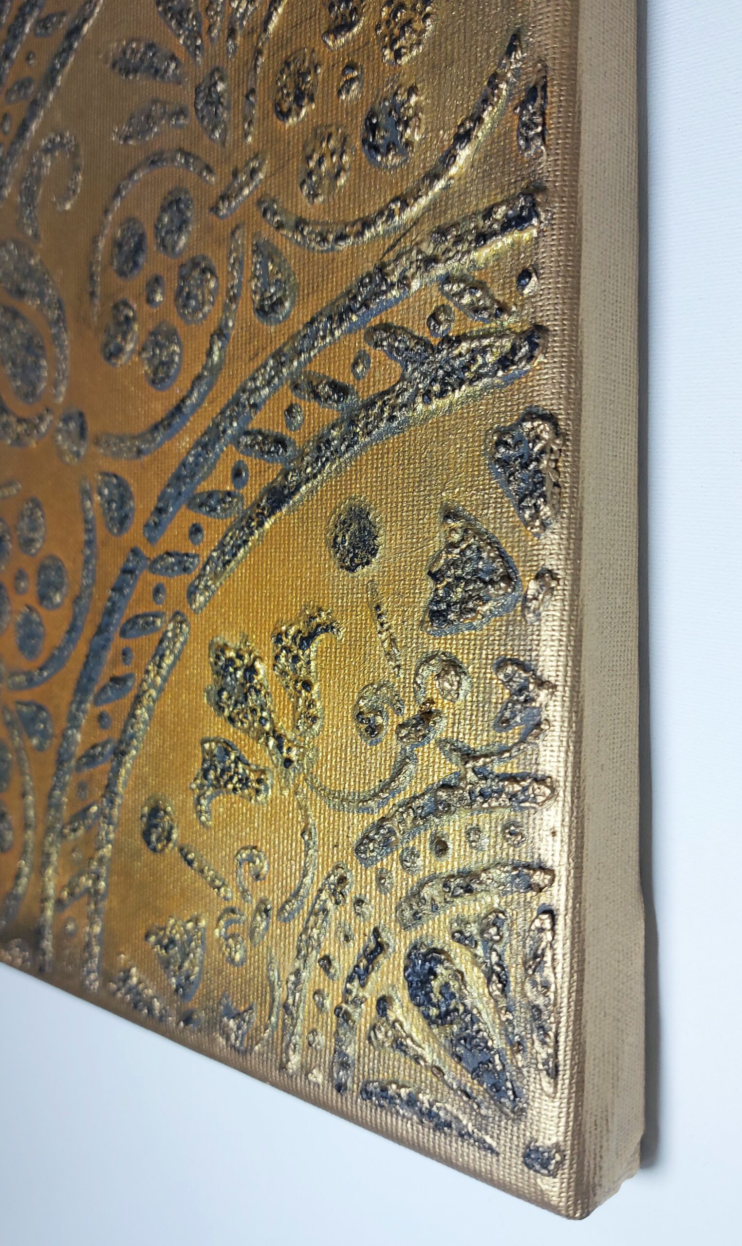 Detail obraz mandala ve zlatém provedení.