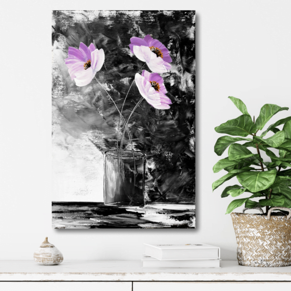 Purpurové květiny v abstrakci na ručně malovaném obraze pověšený na stěně.