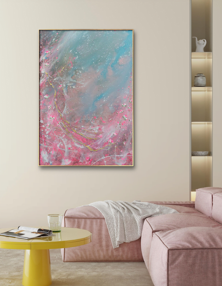 Originální ručně malovaný obraz se 3D strukturou s 22 karátovým zlatem v modro růžových barvách v abstraktním stylu. V interiéru.