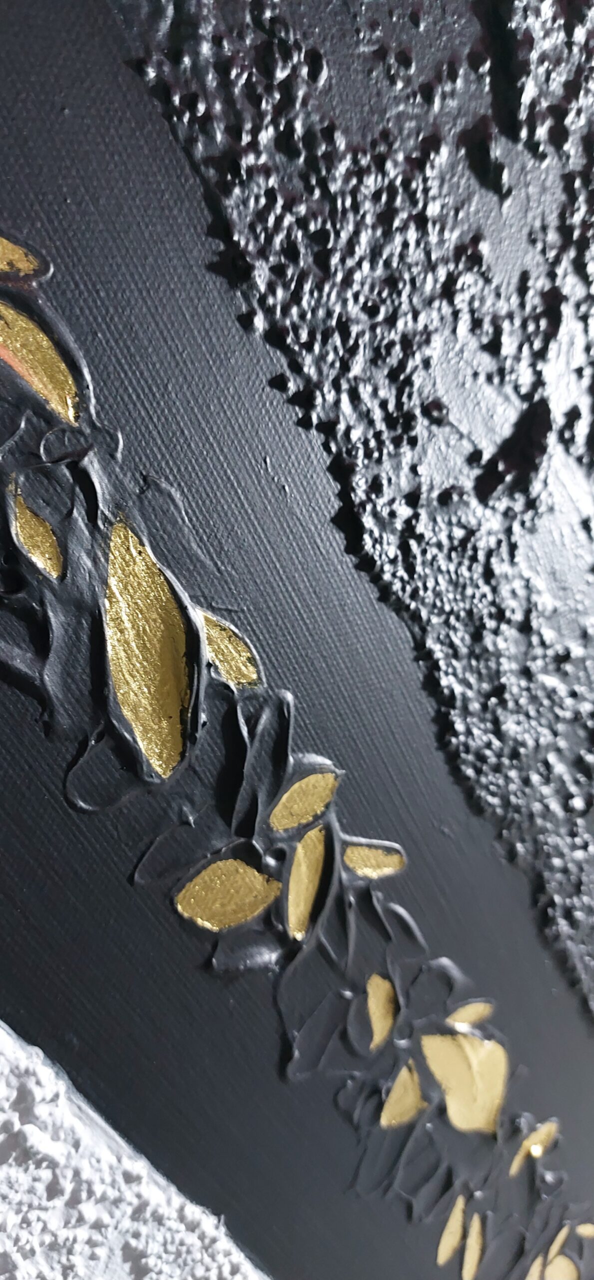 Detail pravého ryzího zlata na ručně malovaném obrazu v abstrakci moderní styl