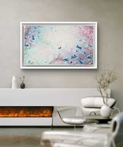 Obraz s květinami na stěně.