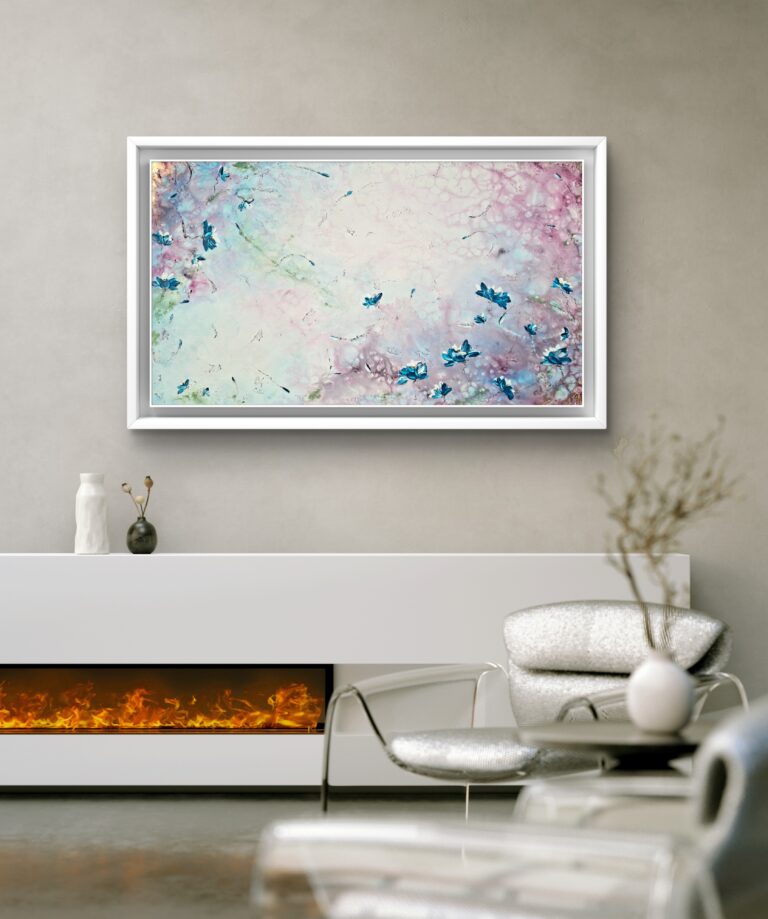 Obraz s květinami na stěně.